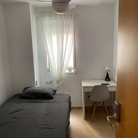 Single Room In My Apartment At The Beach Valência Exterior foto